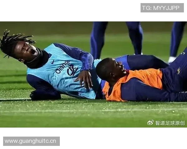 登贝莱伤情未愈仍坚持参加巴黎训练展现斗志