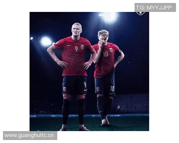 哈兰德与传奇前锋莱因克尔希勒同框合影展现神锋风采