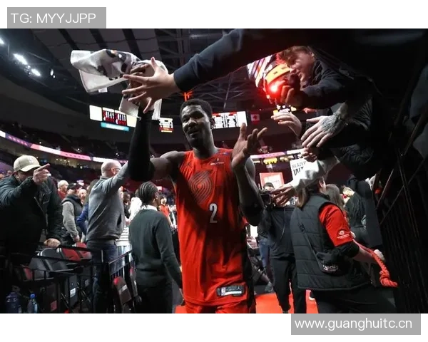 艾顿期待与东詹共同训练表示已做好充分准备静待机会到来